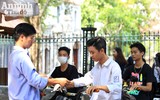 Học sinh Hà Nội vào Văn Miếu cầu may trước ngày khoa cử